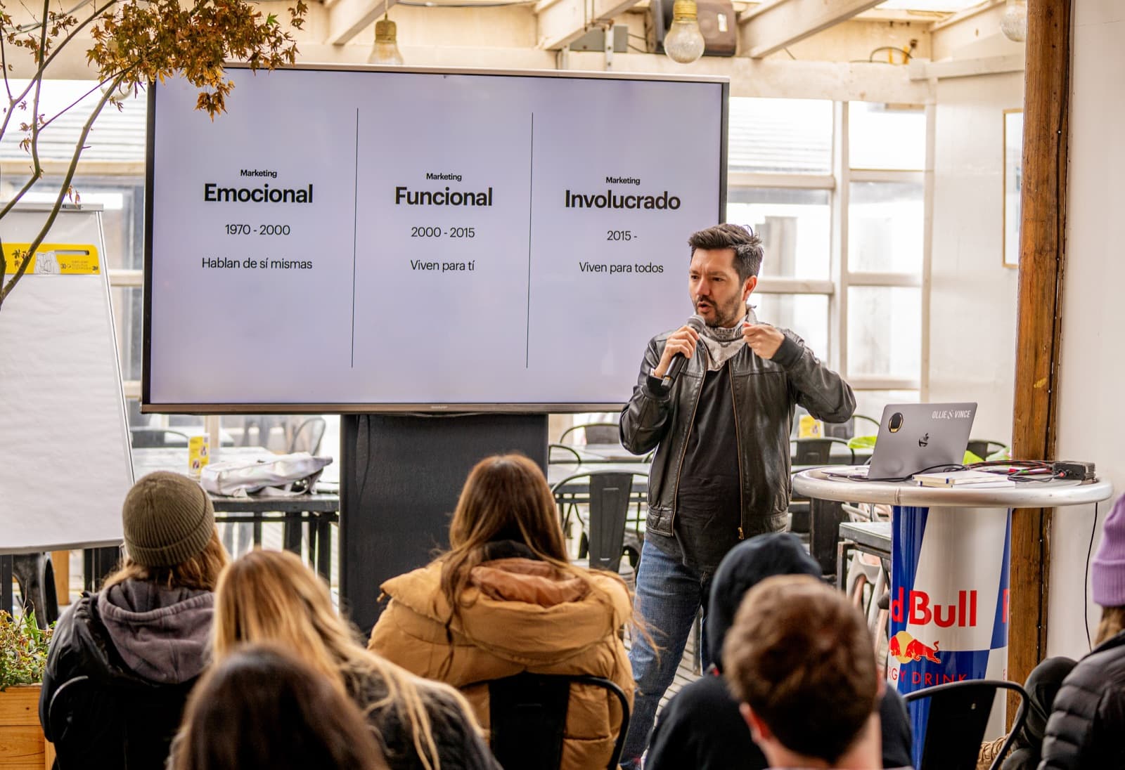 Ernesto Jara en una charla en Red Bull