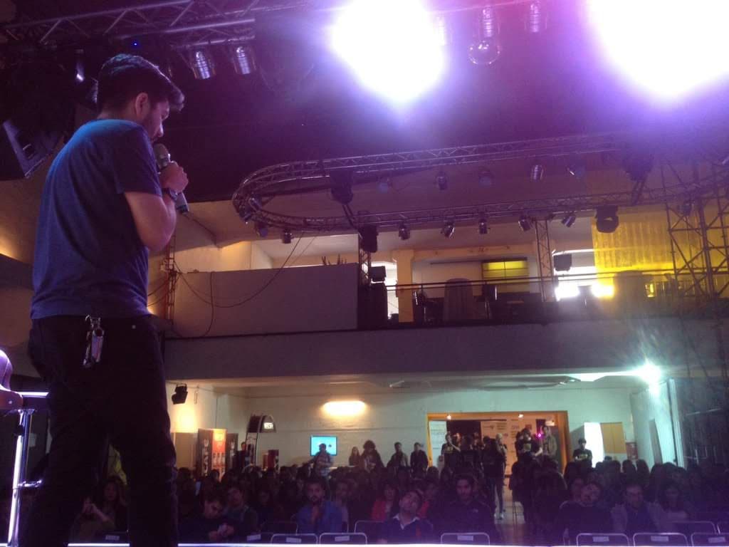 Ernesto Jara en un keynote de escenario grande